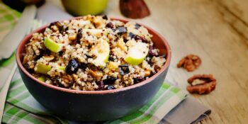 Salada de quinoa com nozes, maçãs e azeitonas