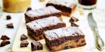 Bolo de chocolate e baunilha com gotas de chocolate