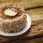 Esse é o bolo recheado com doce de leite mais incrível do mundo