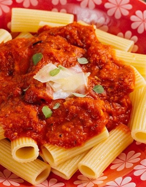 Macarrão ao molho de tomate tudo gostoso simples fácil