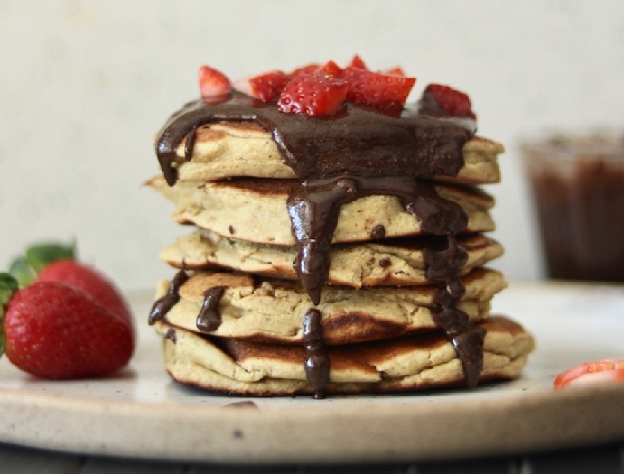 Panquecas americanas com chocolate e morangos