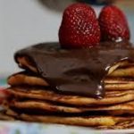Panquecas americanas com chocolate e morangos