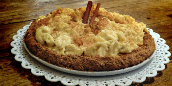 Torta de banana com biscoito de aveia