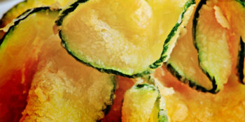 Chips de abobrinha com queijo parmesão