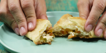 Esfirra de queijo com tomate e cebolinha