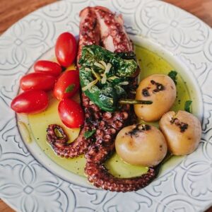 asse o polvo na brasa pincelando com azeite. Nesse caso, coloque as batatas já cozidas, o azeite e as azeitonas em uma travessa refratária e leve ao forno somente para esquentar