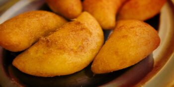 Pastel de angu recheado com carne moída