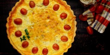 Quiche de queijo suíço e tomates cereja