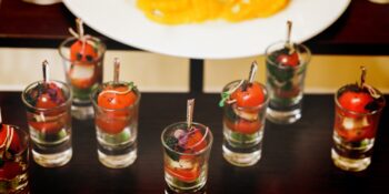 Aperitivo de queijo, tomate e azeitonas