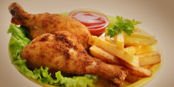 Coxas de frango à milanesa com molho picante