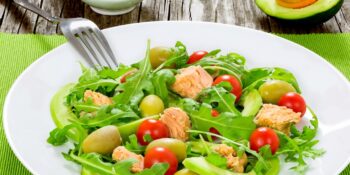Salada de abacate com atum e rúcula