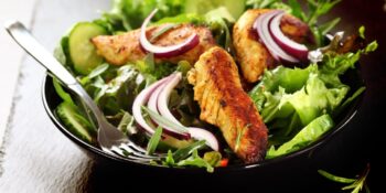 Filé de frango com salada de alface e cebola roxa