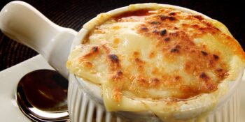 Sopa de cebola com queijo chevre e pão