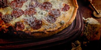 Pizza de gorgonzola e calabresa