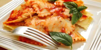 Ravioli ao molho de tomate e alecrim