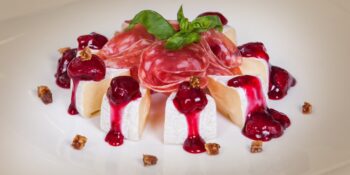 Queijo camembert, salaminho e doce de morango