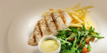 Filé de frango com batata frita e molho de mostarda