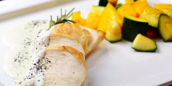 Peito de frango grelhado ao molho branco com sementes de papoula