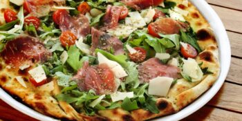 Pizza de presunto de parma e tomates cereja