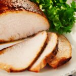 Peito de peru assado com mel: receita agridoce bem douradinha