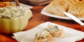 Aperitivos de queijo cottage e espinafre