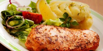 Peito de frango com salada