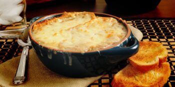 Sopa francesa com torradas e queijo brie