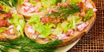 Bruschetta de tomate e bacon