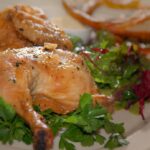 Frango assado simples sem erros: como temperar e deixar a carne suculenta
