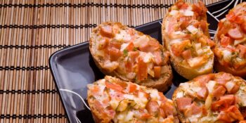 Bruschetta de salsicha e queijo