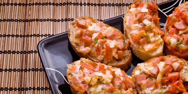 bruschetta de linguiça no forno lanche de linguiça com queijo pão francês com calabresa e queijo receitas com salsichão no forno pão francês recheado com calabresa e requeijão como assar choripan no forno receita com linguiça desmanchada pão no forno