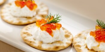 Aperitivos de caviar e cream cheese