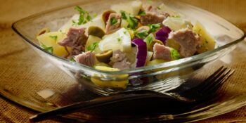 Salada de batatas com atum e cebola roxa