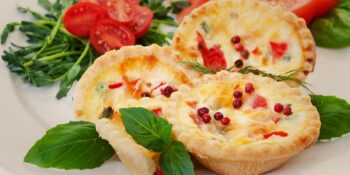 Mini quiche de queijo tomate e pimenta-rosa