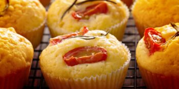 Bolinhos de fubá salgados com tomate e queijo