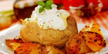 Batata assada com creme de leite fresco