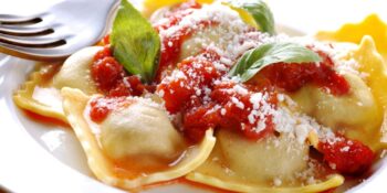 Ravioli ao molho de tomate