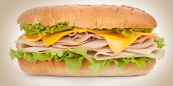 Baguete de frios e queijo cheddar