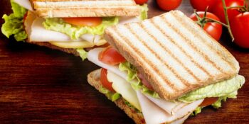 Sanduíche de peito de peru e provolone