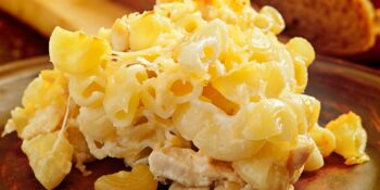 Macarrão ao molho branco e queijo ao forno
