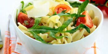 Salada de macarrão com rúcula e tomate