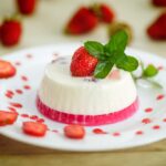 Receita de gelatina de morango e coco com textura divina