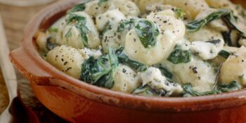 Nhoque com espinafre e queijo gorgonzola
