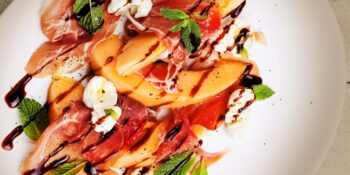 Salada de melão cantalupo e presunto de parma