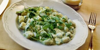 Nhoque ao gorgonzola com sálvia e rúcula