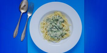 Espaguete com molho gorgonzola e espinafre