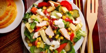 Salada  de frango, alface, milho e queijo suíço