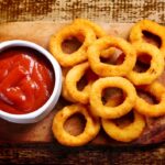 Anéis de cebola com queijo parmesão | Receita crocante