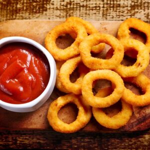 Anéis de cebola com queijo parmesão | Receita crocante