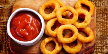 Anéis de cebola com queijo parmesão